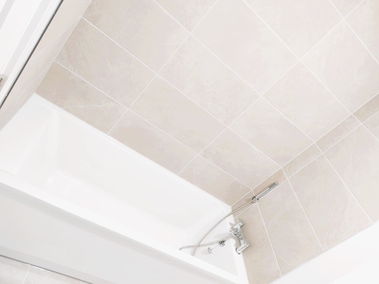 Modern bathtub with chrome faucet and tiled wall – Ghar.ie property listing