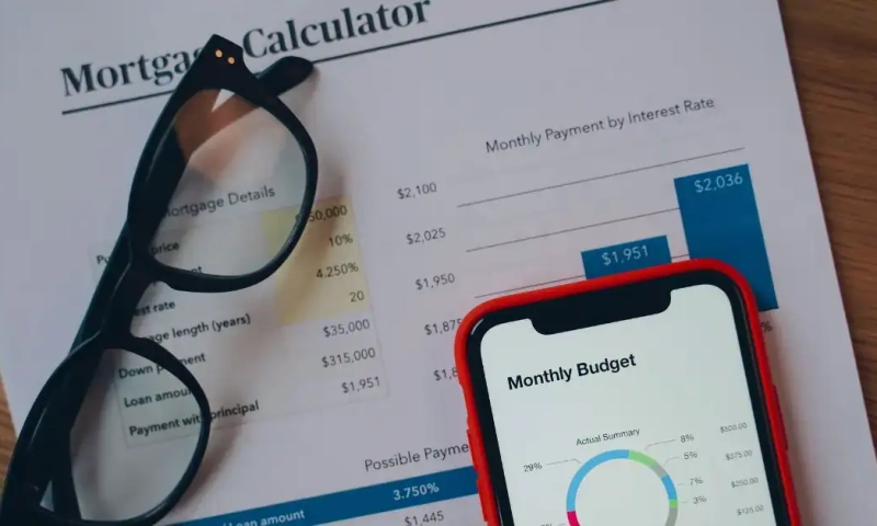 Mortgage calculator showing details for buying a house in Dublin and a monthly budget on a phone. – Ghar.ie property listing